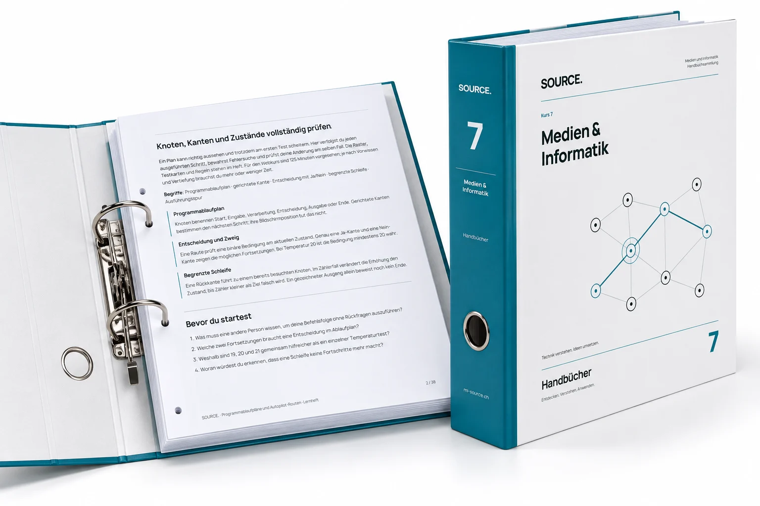 Produktvisualisierung: SOURCE.-Ordner für Kurs 7 neben einem geöffneten Handbuch